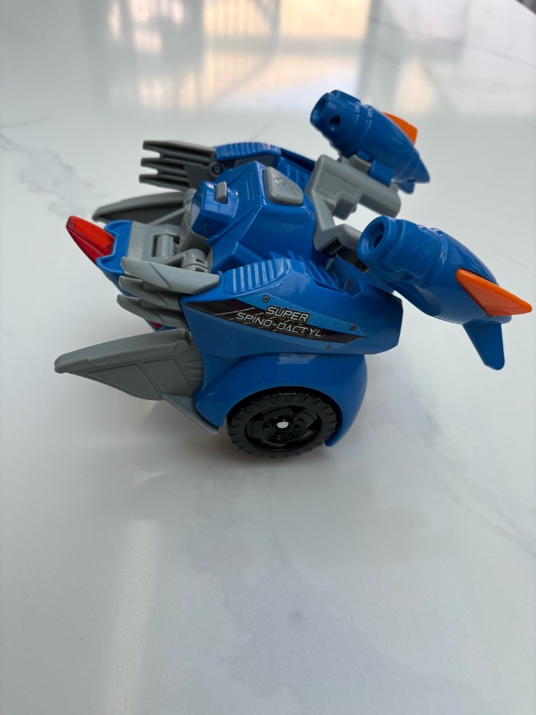 Un jouet Transformers sur lequel Arthur louche